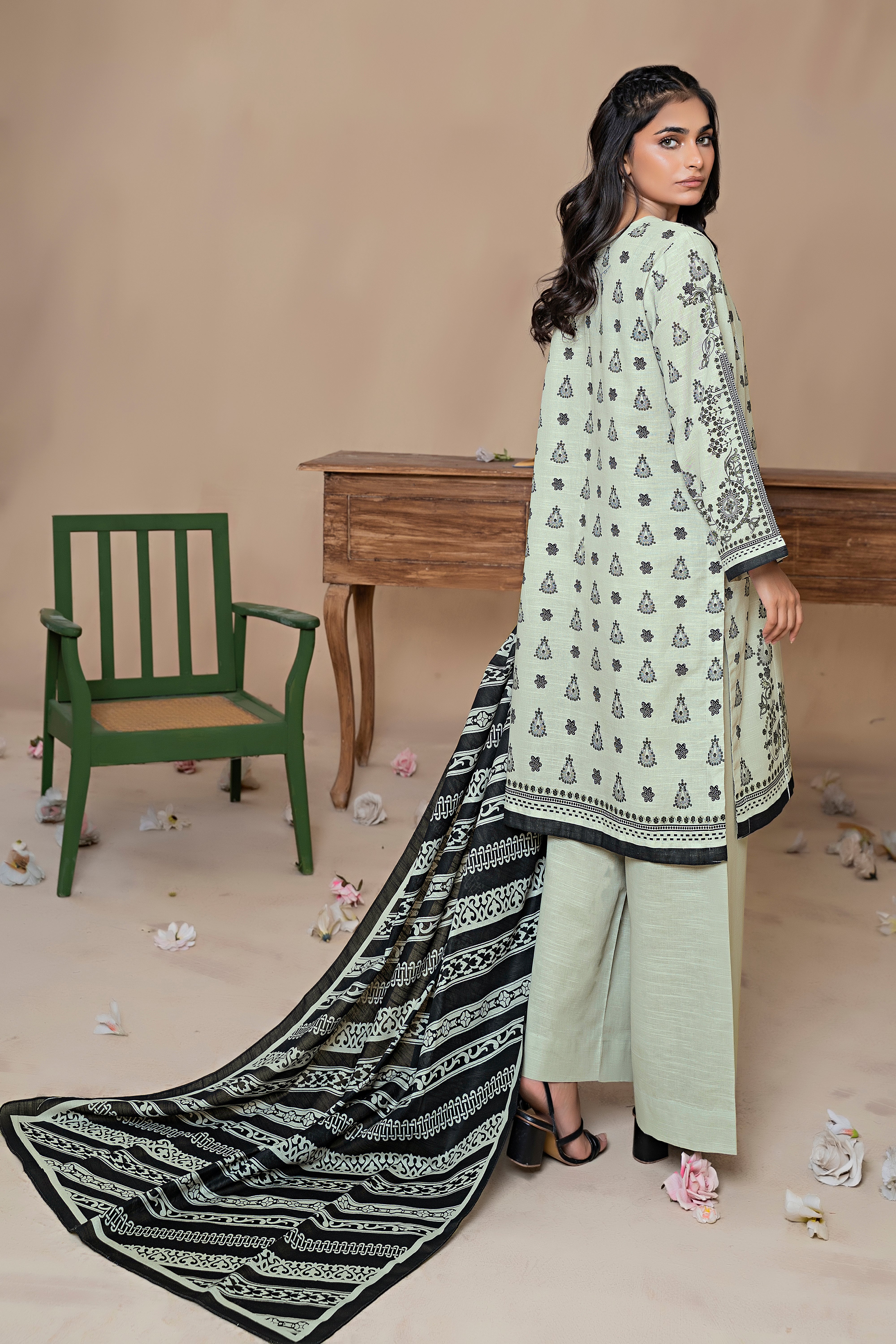 3 Piece Light Grey Khaddar Unstitched - (Vol-79/11)3P-W-24-D-6 - SAFANOOR